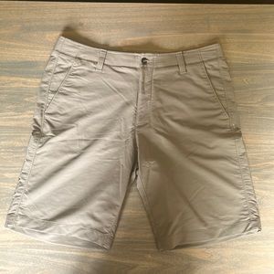 Under Armour Men’s Beige Golf Shorts
